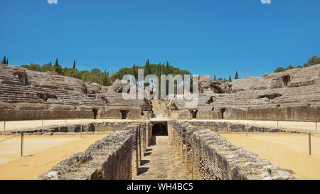 Rovine di uno splendido anfiteatro, parte del complesso archeologico di Italica, città con un ruolo strategico nell'impero romano, Santiponce, Siviglia Foto Stock