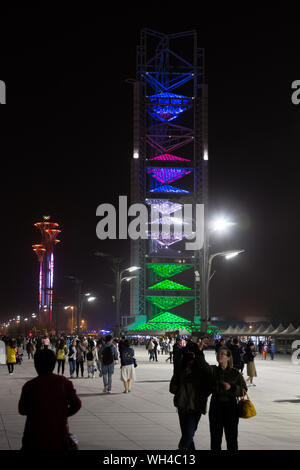 Editoriale: Pechino, Cina, 5 Aprile 2019 - i turisti facendo una passeggiata serale nel Parco Olimpico di Pechino Foto Stock