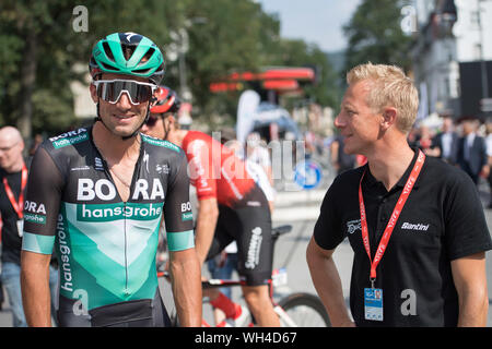 Emanuel BUCHMANN (sinistra, GER, Bora - Hansgrohe) e Fabian WEGMANN (ex ciclismo professionale) parlando withe ogni altro, parlare, parlare, parlare, parlare, mezza figura, mezza figura, seconda fase, Marburg (GER) - Goettingen (GER), avviare in Marburg/Germania il 30.08.2019. Germania Tour 2019 dal 29.08.- 01.09.2019 in Germania. | Utilizzo di tutto il mondo Foto Stock