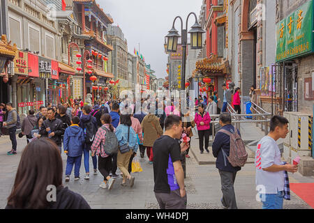 Editoriale: Pechino, Cina, 6 Aprile 2019 - Guardando sopra le teste della folla di Dashilan St, un hutong di Pechino Foto Stock