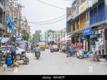 Una strada a Gurgaon, India, su un tardo pomeriggio Foto Stock