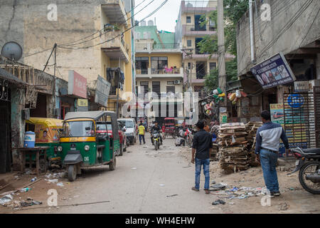 Una strada a Gurgaon, India, su un tardo pomeriggio Foto Stock