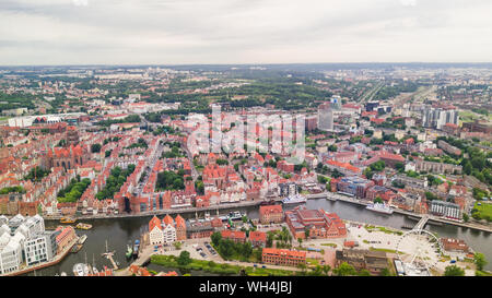 Gdansk, Polonia. Lo skyline di antenna con panorama sul fiume Motlawa, moderno ponte levatoio, concert hall e da tutti i monumenti famosi in background: gru medievale Foto Stock