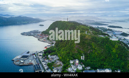 Alesund, Norvegia. Vista aerea di Alesund e colorati di cielo sopra il famoso tourisitc destinazione con la luce del sole e monti Foto Stock