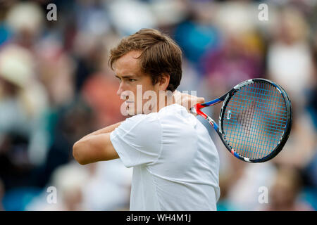 Aegon International 2017, Eastbourne Inghilterra - ATP uomini Semi Finale. Daniil Medvedev della Russia in azione contro Novak Djokovic della Serbia. Venerdì 30t Foto Stock