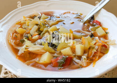 Dietetici zuppa di Bonn per la perdita di peso con il sedano e il cavolo bianco piastra vintage sulla maglia fatti a mano igienico. Selective soft focus. Copia dello spazio. House b Foto Stock