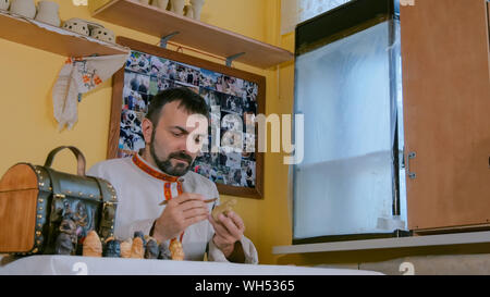Potter rendendo creta figura per il gioco da tavolo Foto Stock