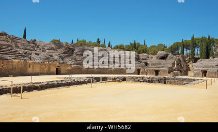 Rovine di uno splendido anfiteatro, parte del complesso archeologico di Italica, città con un ruolo strategico nell'impero romano, Santiponce, Siviglia Foto Stock