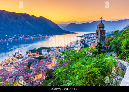 Kotor, Montenegro. Vista aerea della Baia di Kotor e la Città Vecchia al tramonto. Foto Stock