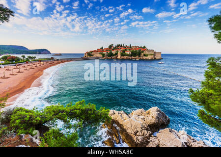 Sveti Stefan, Montenegro. Il vecchio centro storico e resort sull'isola. Foto Stock