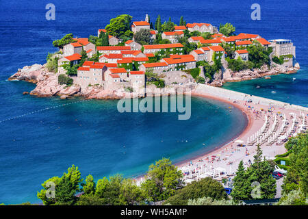 Sveti Stefan, Montenegro. Il vecchio centro storico e resort sull'isola. Foto Stock