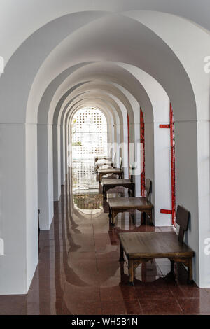 All'interno della colonna geometria di Loha Prasat al Wat Ratchanatdaram, tempio buddista (wat) a Bangkok, in Thailandia Foto Stock