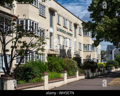 SOUTHEND-ON-SEA, ESSEX, Regno Unito - 08 AGOSTO 2018: Vista esterna del Linden Court Apartment edificio sulla A13 London Road Foto Stock