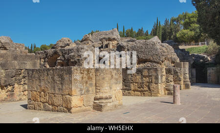 Rovine di uno splendido anfiteatro, parte del complesso archeologico di Italica, città con un ruolo strategico nell'impero romano, Santiponce, Siviglia Foto Stock