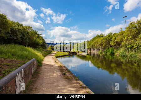 Una vista lungo il ramo di Digbeth Canal verso il Curzon Street Tunnel sotto la linea ferroviaria principale, uno spazio verde con fascino, Birmingham, Regno Unito Foto Stock