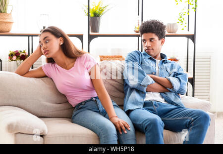 Problema di relazione. Nero giovane adolescente ignorando ogni altro argomento dopo Foto Stock