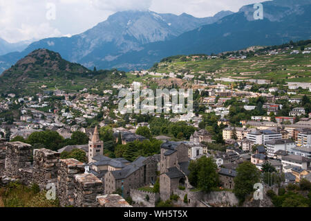 Si affaccia su Sion, capitale del Canton Vallese (Wallis), in Svizzera, dallo Chateau de Valere Foto Stock