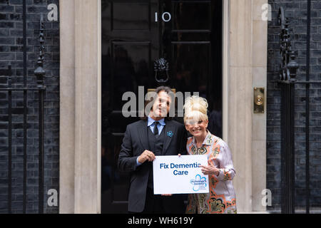 Dame Barbara Windsor e suo marito Scott Mitchell consegnare un morbo di Alzheimer la società lettera aperta a 10 Downing Street in Westminster, Londra, chiamando il Primo Ministro Boris Johnson all'indirizzo 'devastating membro " di demenza cura. Foto Stock