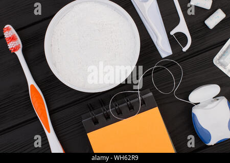 Set di prodotti per la pulizia dei denti su fondo nero. Foto Stock