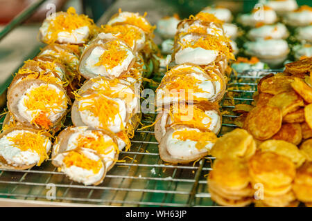 Khanom Buang - Thai dessert tradizionale, croccanti frittelle fatte con panna e Foi Thong (uovo golden thread) sulla parte superiore. Thai street food. Bangkok, Tailandia. Foto Stock