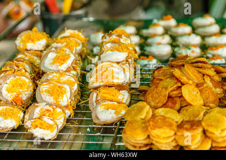 Khanom Buang - Thai dessert tradizionale, croccanti frittelle fatte con panna e Foi Thong (uovo golden thread) sulla parte superiore. Thai street food. Bangkok, Tailandia. Foto Stock