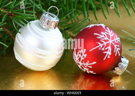 Addobbi natale - rosso e bianco baubles di vetro Foto Stock