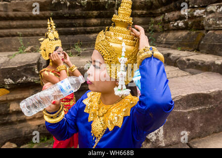 Apsara ballerini preparando a svolgere delle danze tradizionali in un cortile del tempio Bayon in Siem Reap, Cambogia Foto Stock