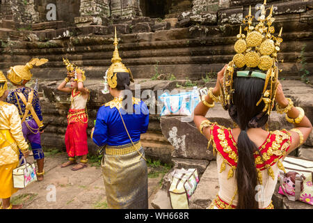 Apsara ballerini preparando a svolgere delle danze tradizionali in un cortile del tempio Bayon in Siem Reap, Cambogia Foto Stock