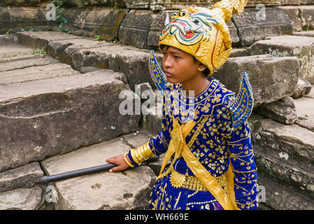 Apsara ballerini preparando a svolgere delle danze tradizionali in un cortile del tempio Bayon in Siem Reap, Cambogia Foto Stock
