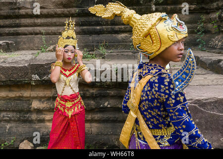 Apsara ballerini preparando a svolgere delle danze tradizionali in un cortile del tempio Bayon in Siem Reap, Cambogia Foto Stock