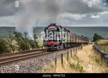 Il 35018 Ferrovia Meridionale India britannica treno a vapore passando attraverso Ribblesdale sul arrivino a Carlisle in linea la scenic Yorkshire Dales Foto Stock