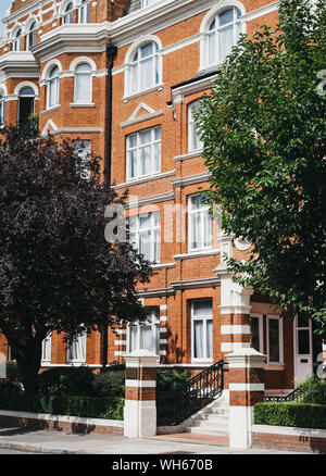 London, Regno Unito - 18 Luglio 2019: facciata di un tradizionale Case inglesi in Marylebone, un elegante zona residenziale di Londra famosa per Baker Street e Madame Foto Stock