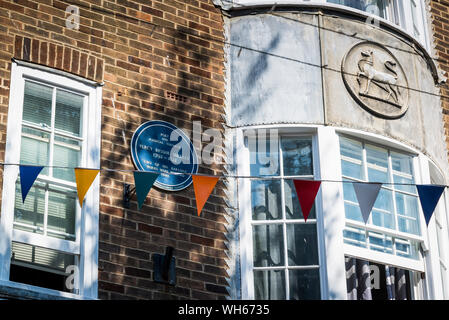 Targa blu per il poeta Percy Bysshe Shelley che visse nella casa sulla Warwick St, Worthing, West Sussex, in Inghilterra, Regno Unito Foto Stock
