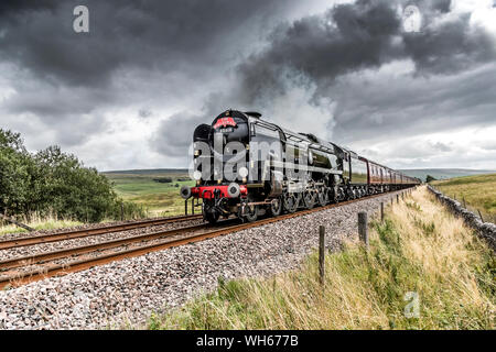 Il 35018 Ferrovia Meridionale India britannica treno a vapore passando attraverso Ribblesdale sul arrivino a Carlisle in linea la scenic Yorkshire Dales Foto Stock