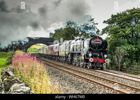 Il 35018 Ferrovia Meridionale India britannica treno a vapore passando attraverso Helwith Ponte a stabilirsi a Carlisle in linea la scenic Yorkshire Dales Foto Stock