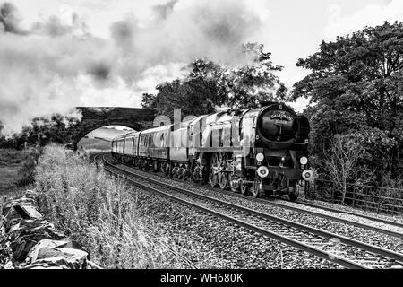 Il 35018 Ferrovia Meridionale India britannica treno a vapore passando attraverso Helwith Ponte a stabilirsi a Carlisle in linea la scenic Yorkshire Dales Foto Stock