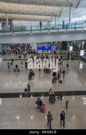 Sala partenze dell'Aeroporto Internazionale di Hong Kong, uno del mondo più frequentate. Le dimostrazioni di massa nel mese di agosto 2019 ha portato a un fermo. Foto Stock