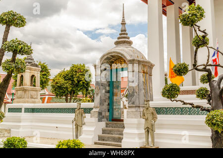 Statue all'entrata di Wat Suthat Thepwararam, old royal tempio buddista (WAT) in Bangkok, Tailandia. Foto Stock