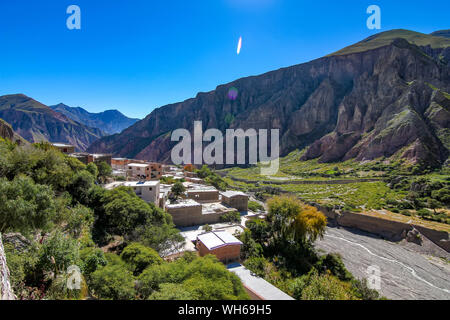 Vista del paesaggio di un piccolo villaggio di Iruya, Argentina, America del sud in una giornata di sole. Foto Stock