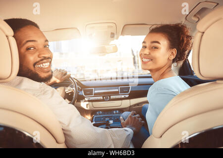 Godendo di viaggio su strada insieme. Coppia giovane guida auto Foto Stock