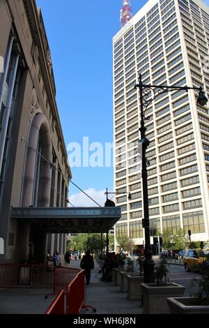 Vista sulla strada di accesso pedonale alla Pennsylvania rail station sulla sinistra e la sede dell'U.S Law firm Gibbons sulla destra. Foto Stock