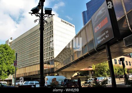 Vista del Double Tree Hotel Hilton Newark, NJ, insieme con la passerella pedonale sopra la strada trafficata da Newark Penn Station, opposta. Foto Stock