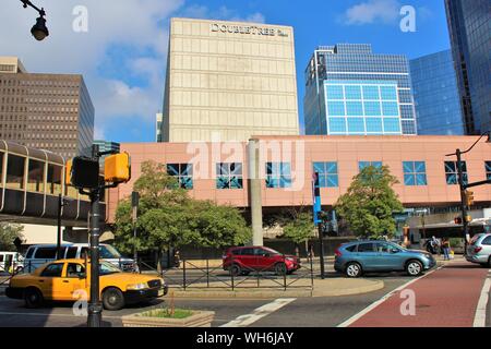 Vista su una trafficata autostrada, di Double Tree Hilton Hotel a Newark, NJ, presa dall'esterno del Newark Penn Station, opposta. Foto Stock