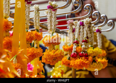 Phuang malai, tailandese tradizionale offerta di fiori di Wat Mangkon Kamalawat o Wat Leng Noei Yi, Cinese più grande tempio buddista a Bangkok, in Thailandia Foto Stock