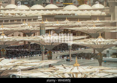 Durante la preghiera del Venerdì migliaia di pellegrini musulmani pregano al Al-Masjid un-Nabawī moschea al centro della città santa di Medinah, Arabia Saudita Foto Stock