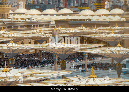 Durante la preghiera del Venerdì migliaia di pellegrini musulmani pregano al Al-Masjid un-Nabawī moschea al centro della città santa di Medinah, Arabia Saudita Foto Stock