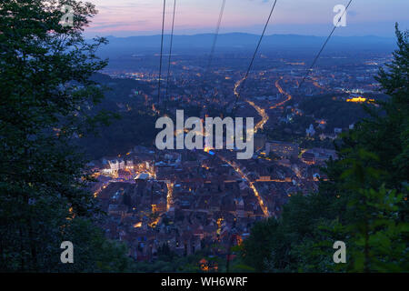 Vista notturna su Brasov, sotto le ultime luci del tramonto Foto Stock