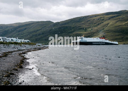 MV Loch Seaforth in arrivo nel porto di Ullapool da Stornoway sull'isola di Lewis. Foto Stock