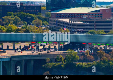 Niagara Falls, New York, Stati Uniti - Agosto 29 2019: Niagara Falls International Rainbow Bridge di frontiera tra il Canada e gli Stati Uniti d'America Foto Stock