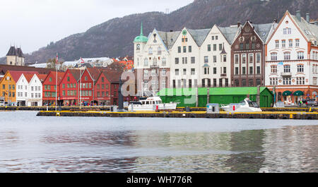 Bergen, Norvegia - 17 Novembre 2017: paesaggio urbano costiero con le tradizionali case di norvegesi. Bergen Bryggen Foto Stock